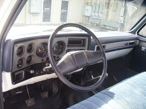 1985 Silverado 10 4X4 REAL NICE 87 Model FI V8 Engine 4 Speed Manuel Cold A/C, image 17