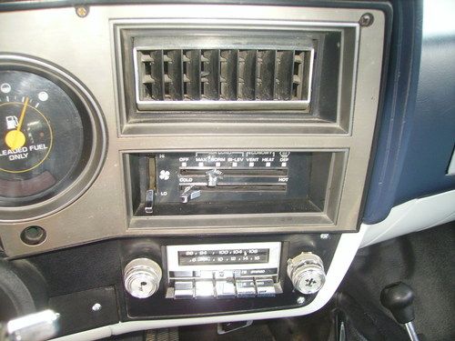 1985 Silverado 10 4X4 REAL NICE 87 Model FI V8 Engine 4 Speed Manuel Cold A/C, image 19