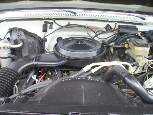1985 Silverado 10 4X4 REAL NICE 87 Model FI V8 Engine 4 Speed Manuel Cold A/C, image 24