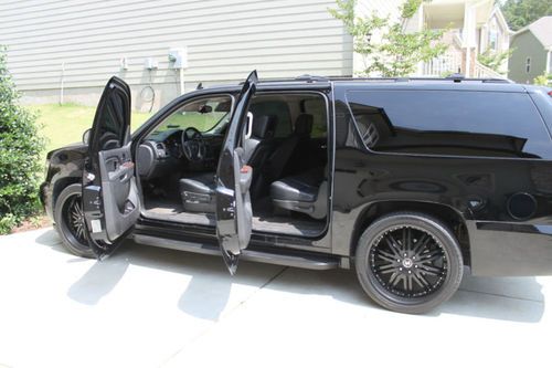 2010 Chevrolet Suburban 1500 LT, image 2