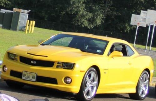 2011 camaro 2ssrs 2980 miles. flawless rallye yellow hud