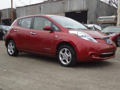 2011 nissan leaf salvage repairable rebuilder only 13k miles runs!!!!