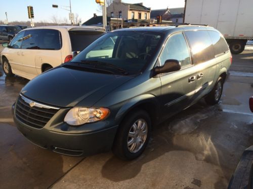 2006 chrysler town &amp; country power lift van