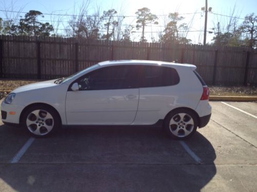 2008 Volkswagen GTI Base Hatchback 2-Door 2.0L-White with red calipers, image 2