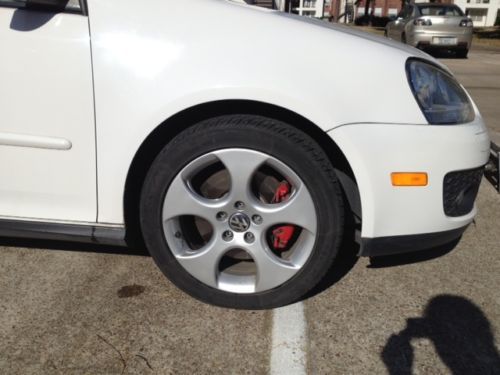 2008 Volkswagen GTI Base Hatchback 2-Door 2.0L-White with red calipers, image 4