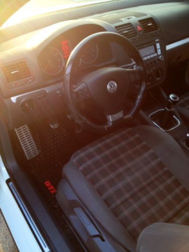 2008 Volkswagen GTI Base Hatchback 2-Door 2.0L-White with red calipers, image 8