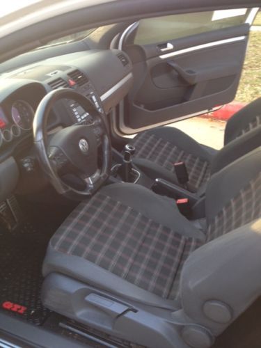2008 Volkswagen GTI Base Hatchback 2-Door 2.0L-White with red calipers, image 15