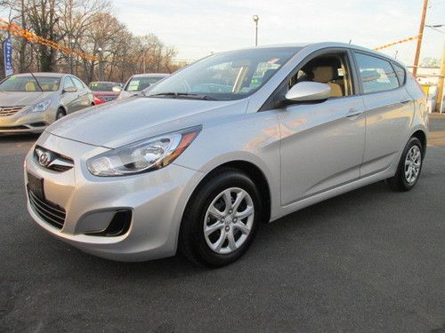 2012 hyundai accent 5dr hb se at