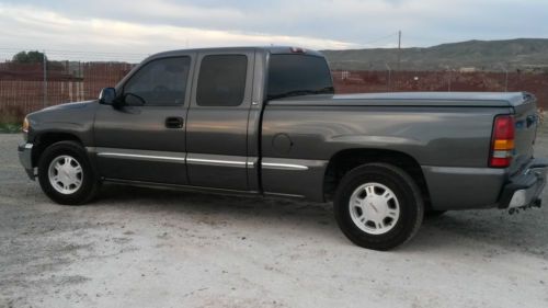 2000 gmc sierra pick up with tonneau cover and factory tow package