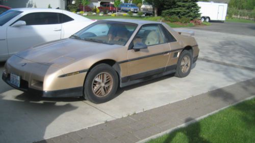 1986 pontiac fiero 62,000 miles 6 cylander se gold/tan