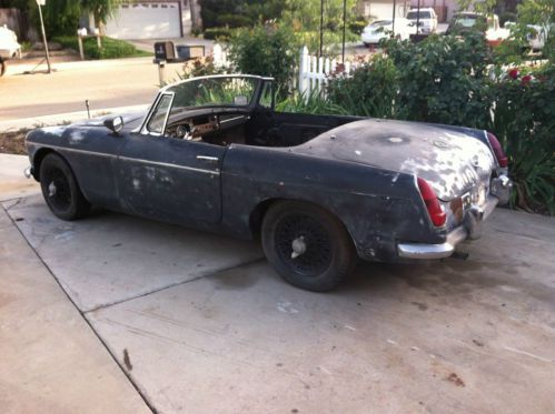 1965 mg b  mostly complete. missing seats,  steering wheel,etc.  low (no) reserv