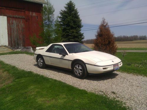 White 1988 pontiac fiero formula