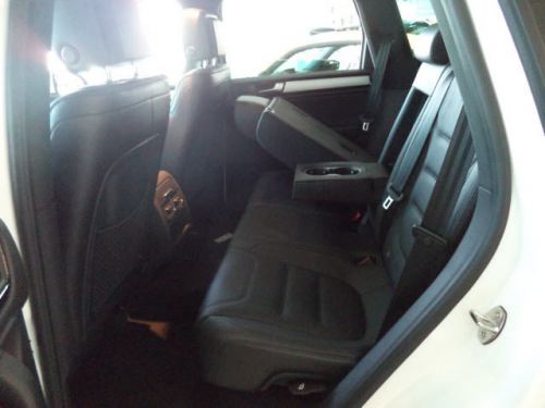 2014 Volkswagen Touareg 3.6L R-Line, US $56,105.00, image 2