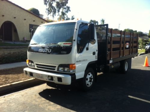 2005 isuzu npr hd 14ft flatbed wood stakes 2k hydraulic liftgate - 3,100 miles