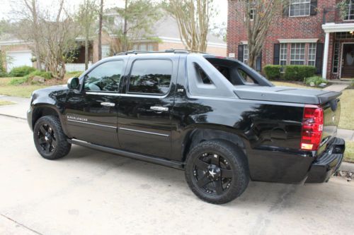 2008 chevrolet avalanche - ltz - 4x4 - black on black, excellent condition