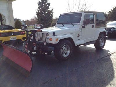 Sahara hardtop softtop snow plow like new carfax 6 cylnder auto white mint