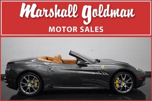 2010 ferrari california silverstone/beige f1 navi carbon ceramic brakes 4900 mi.