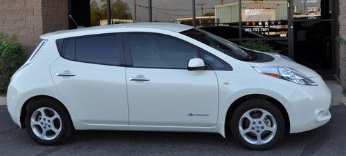 2011 nissan leaf sl 15k mi nav backup cam active warranty perfect inside &amp; out