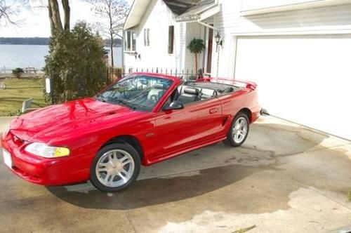 1998 ford mustang gt convertible 2-door 4.6l  - 2820 original miles!!!!!