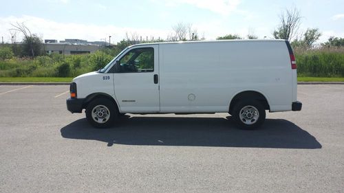 2004 gmc savana 2500 cargo van low milage!! no reserve!