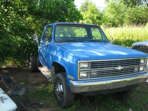 1984 chevy 4x4 dually, cab/chassie 454,3speed  manual trans with low gear,PTO, image 2