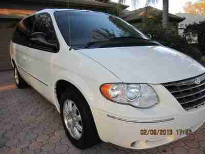 05 CHRYSLER TOWN & COUNTRY TOURING NAVIGATION DVD 29K MILES 1 FL OWNER LIKE NEW!, image 2