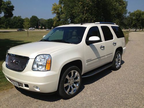 Fully loaded 2013 gmc yukon denali with new 22" rims excellent condition