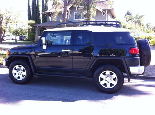 '07 toyota fj cruiser- black- 4x4- one owner- immaculate- 64,900 miles- mint