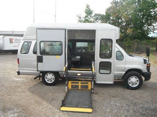 08 ford e 350 handicap van wheel chair lift braun lift runs perfect clean