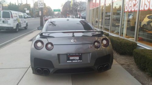 2010 gray nissan gtr