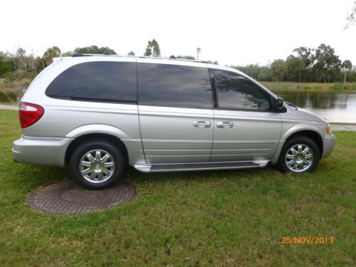 2005 chrysler town &amp; country limited van