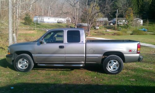 2000 silverado 1500 4x4.  extended cab 3rd dr.  runs, looks, and drives great.