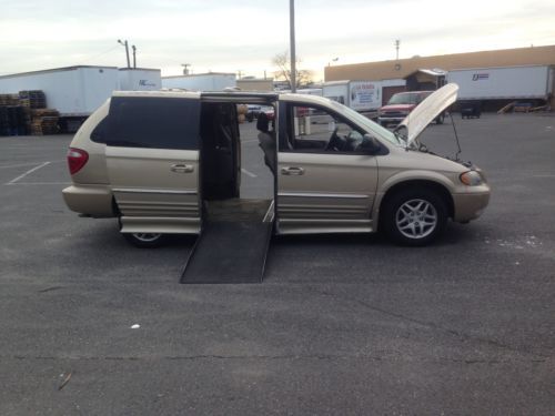 Van  wheelchair handicap chrysler town limited 2001  braun power  ramp hand con