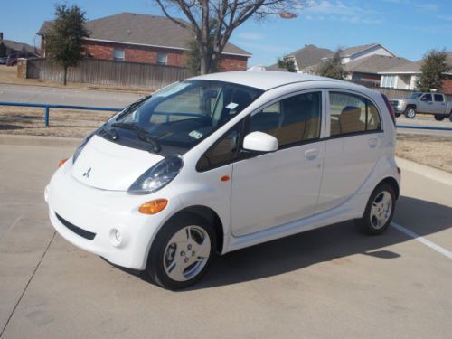 Like new 2012 mitsubishi i-miev se with only 125 miles and ready to go today!!!!