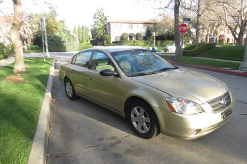 Nice no reserve low miles 03 nissan altima 2.5s runs and drives excellent