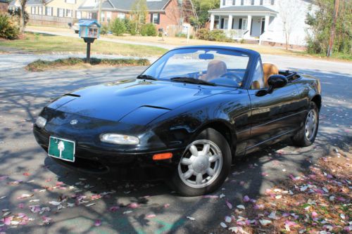 Black 1993 mazda mx-5 miata low milage in great condition convertible leather