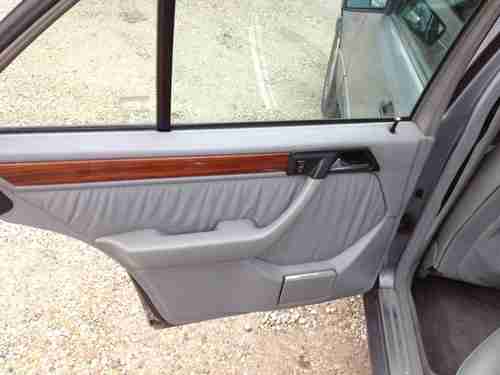 1993 Mercedes-Benz 300E Base Sedan 4-Door 3.2L, image 17