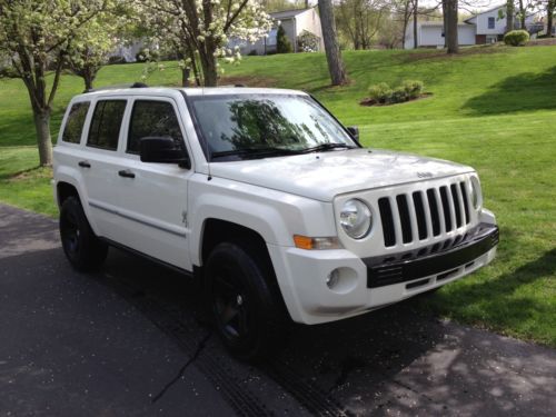 2008 jeep patriot limited, 4wd, lifted with 16&#034; rubicon wheels and fuzion tires