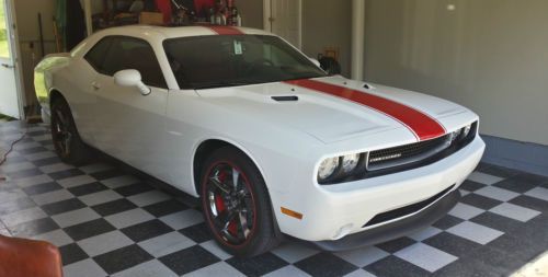 2014 dodge challenger rallye redline v6 (like new, 2,700 miles) (not sxt)