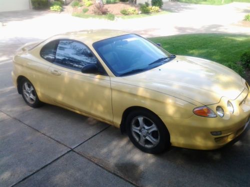 2001 hyundai tiburon base coupe 2-door 2.0l yellow 75600