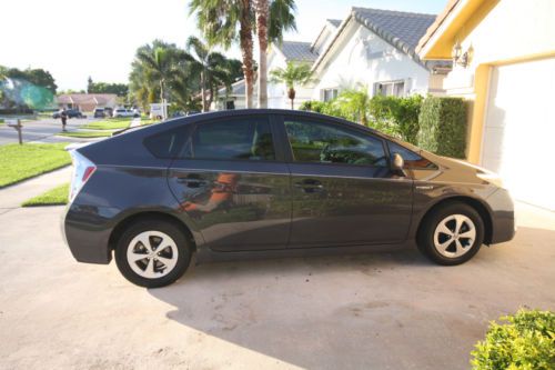 Toyota prius hatchback model 3 nav,backup camera, under full factory warranty.