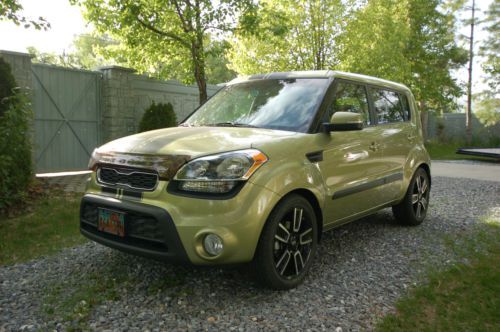 2012 kia soul plus hatchback 4-door 2.0l  alien green     no reserve!!!!