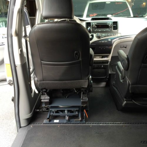 2012 Toyota Sienna Wheelchair accesible handicap van- Braun Mobility, image 8