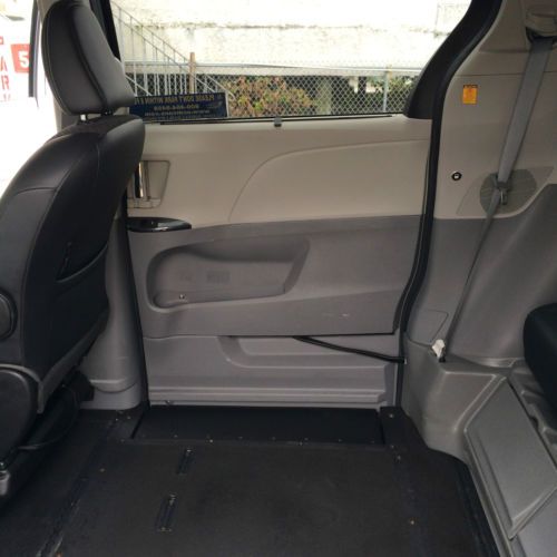 2012 Toyota Sienna Wheelchair accesible handicap van- Braun Mobility, image 10