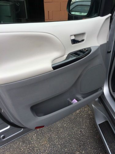 2012 Toyota Sienna Wheelchair accesible handicap van- Braun Mobility, image 11