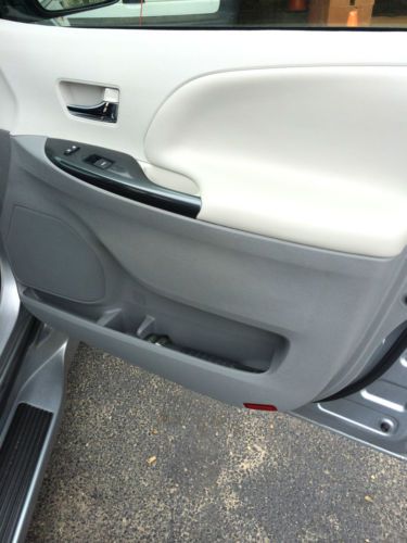 2012 Toyota Sienna Wheelchair accesible handicap van- Braun Mobility, image 13