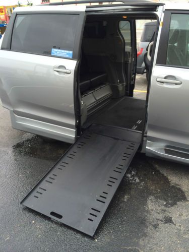 2012 Toyota Sienna Wheelchair accesible handicap van- Braun Mobility, image 14