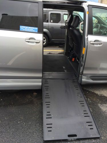2012 Toyota Sienna Wheelchair accesible handicap van- Braun Mobility, image 15