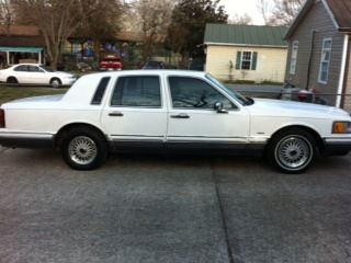 Low miles 40,000+miles 1994 lincoln twn car