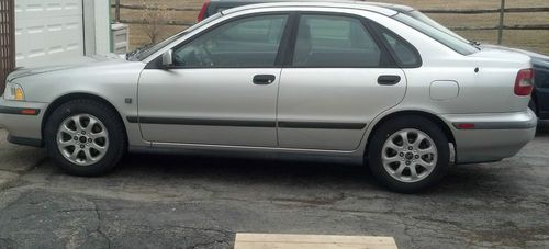 2000 volvo s40 base sedan 4-door 1.9l